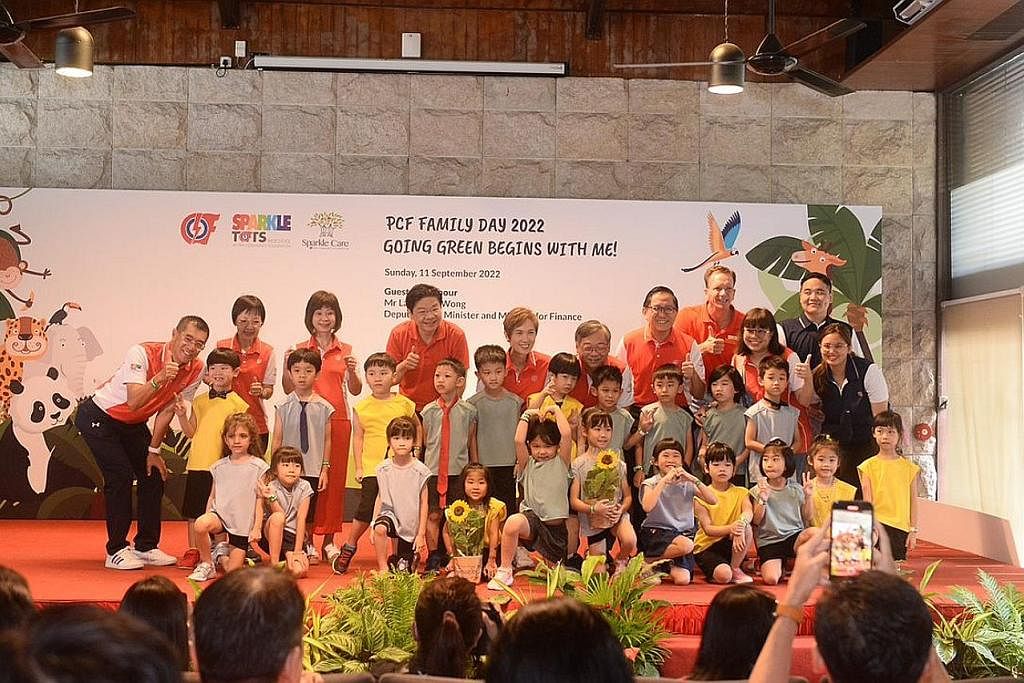 PERLUAS KHIDMAT PRASEKOLAH: Encik Wong (barisan belakang, empat dari kiri) bersama anggota PAP lain dan kanak-kanak Sparkletots di acara Hari Keluarga PCF di Taman Haiwan Singapura semalam. - Foto PCF