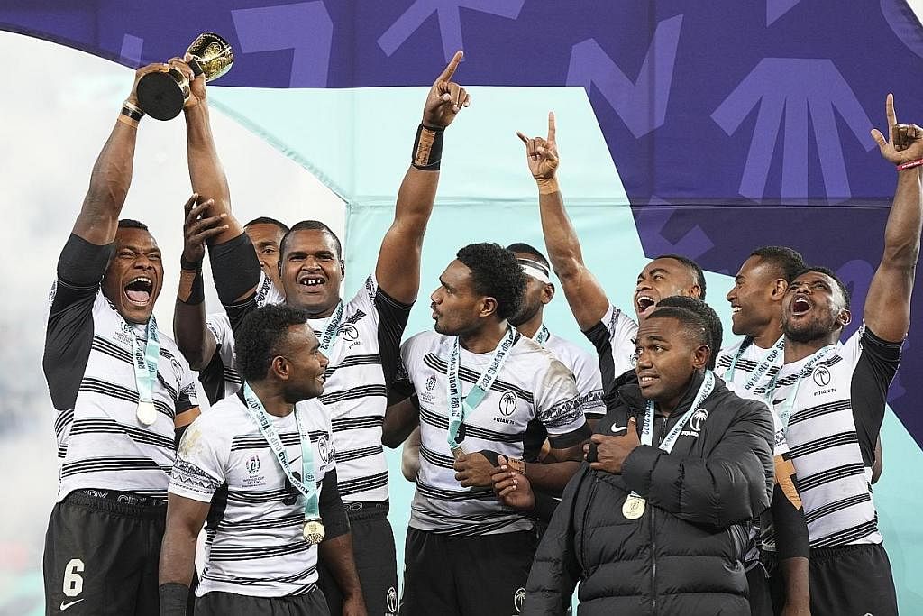 RAIKAN KEJUARAAN: Para pemain Fiji dengan piala kejohanan selepas menewaskan New Zealand. - Foto EPA-EFE