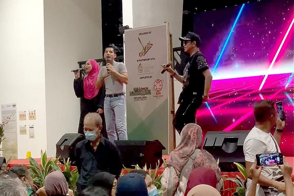 RAMAI HADIR: Orang ramai menunggu untuk menikmati persembahan beberapa selebriti terkenal di Pesta Makanan Geylang Serai @WGS. PERSEMBAHAN MEMIKAT: Dato' Nash melakukan penampilan khas dengan lagu 'Ku Di Halaman Rindu', yang memikat peminat dengan ra