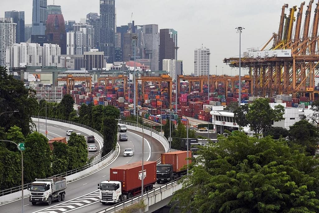 DATA PERDAGANGAN: Kiriman barangan Singapura ke luar negara meningkat bulan lalu namun eksport elektronik turun buat pertama kali dalam hampir dua tahun. - Foto fail