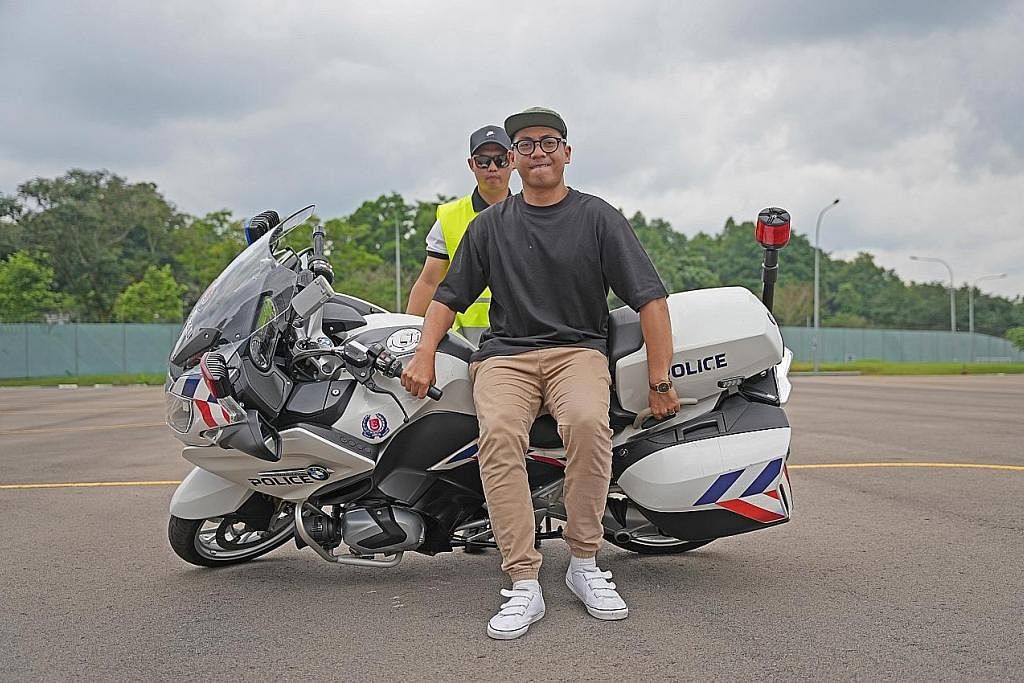 TIDAK MUDAH: Wartawan BH Harith Mustaffa cuba mendirikan motosikal Polis Trafik BMW RT 1250 seberat 279 kilogram daripada kedudukan terjatuh.