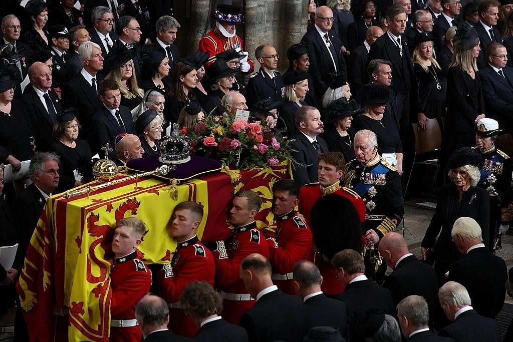 UPACARA PENUH ISTIADAT: Keranda mendiang Ratu Elizabeth diusung sempena upacara pengebumian rasmi yang diadakan di gereja Westminster Abbey, London, semalam. Turut mengiringi keranda ialah Raja Charles III dan isterinya, Permaisuri Camilla (kededuany