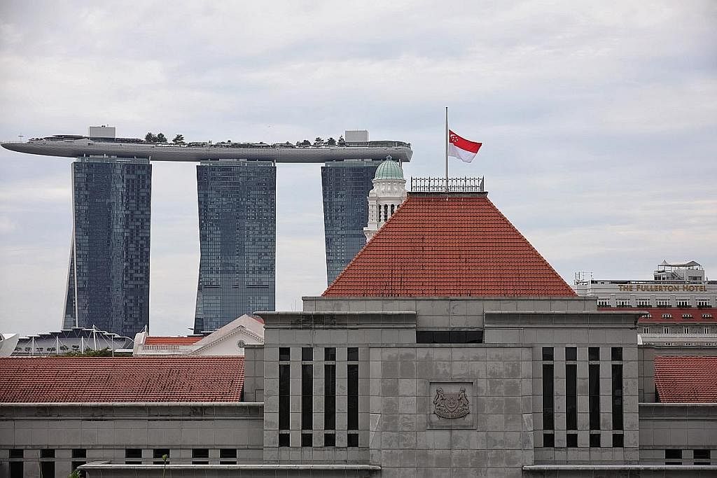 PENGHORMATAN: Bendera Singapura dilihat dikibarkan separuh tiang di Bangunan Parlimen semalam (gambar). Sebagai tanda penghormatan, bendera negara ini di semua bangunan pemerintah telah dikibarkan separuh tiang pada hari pengebumian Ratu Elizabeth II