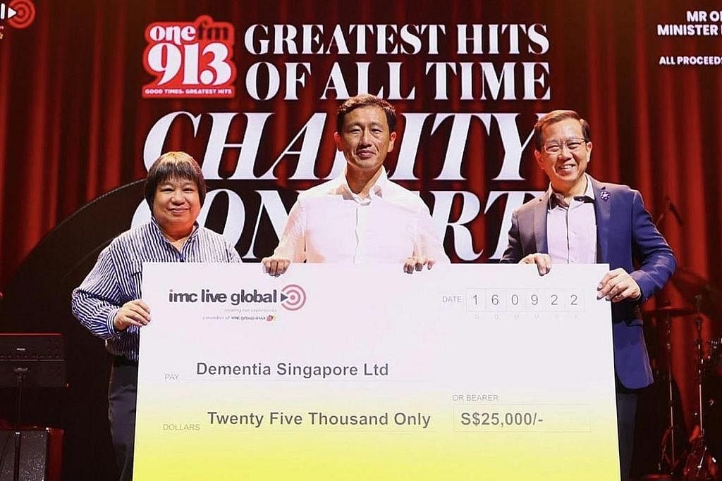 DANA SUMBANGAN: Penyampaian dana sumbangan sebanyak $25,000 oleh CEO SPH Media Trust, Cik Teo Lay Lim (kiri) serta Menteri Kesihatan, Encik Ong Ye Kung (tengah), kepada Ketua Pegawai Eksekutif (CEO) Dementia Singapore
