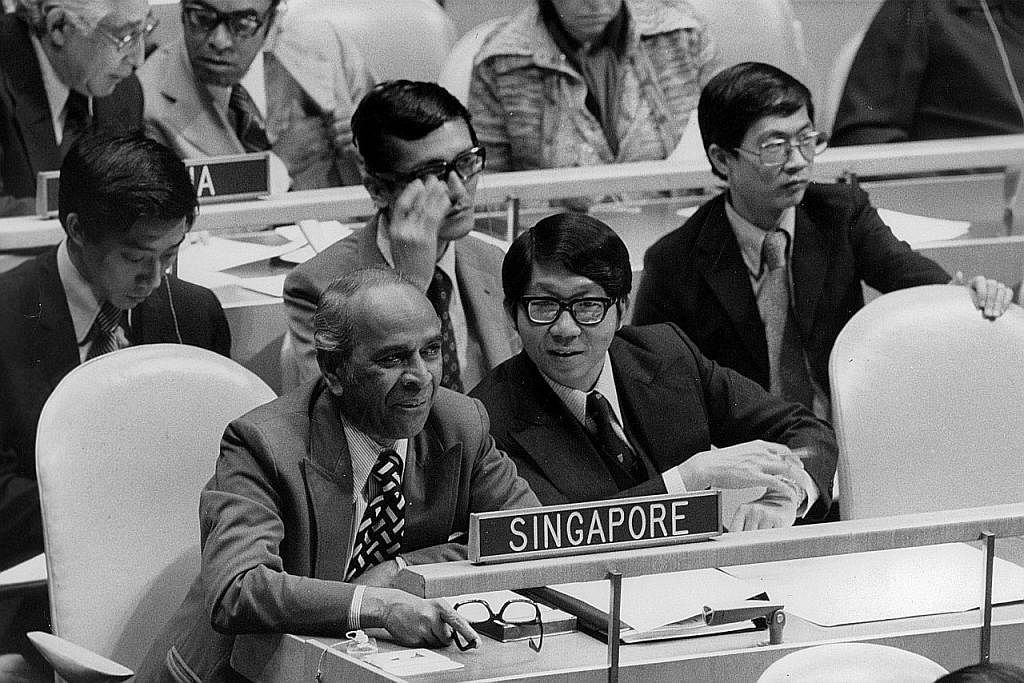 WAKIL NEGARA: Menteri Ehwal Luar, Encik S Rajaratnam (depan, kiri) di Perhimpunan Agung Pertubuhan Bangsa-Bangsa Bersatu (PBB) pada 30 September 1974. Di sebelahnya ialah DutaTommy Koh, Wakil Tetap Singapura ke PBB. - Foto UNITED NATIONS/T.CHEN
