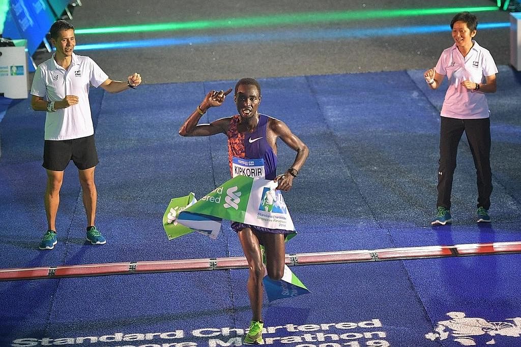 GANJARAN KURANG: Pelari elit dari Kenya Joshua Kipkorir muncul juara dalam Maraton Singapura Standard Chartered 2019 dan membawa pulang AS$50,000. Hadiah keseluruhan bagi perlumbaan Disember ini dikurangkan hampir 80 peratus daripada $344,100 kepada 