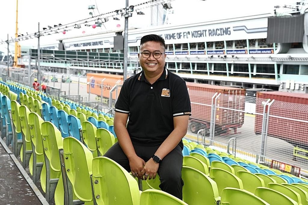 SEDIA BERLUMBA: Persiapan bagi perlumbaan Grand Prix Singapura 2022 semakin rancak dengan hadangan bagi litar jalanan dan tempat duduk penonton sudah dipasang. PERSEDIAAN MENGAMBIL BERBULAN: Cik Juwaini bertanggungjawab merancang keseluruhan koleksi 
