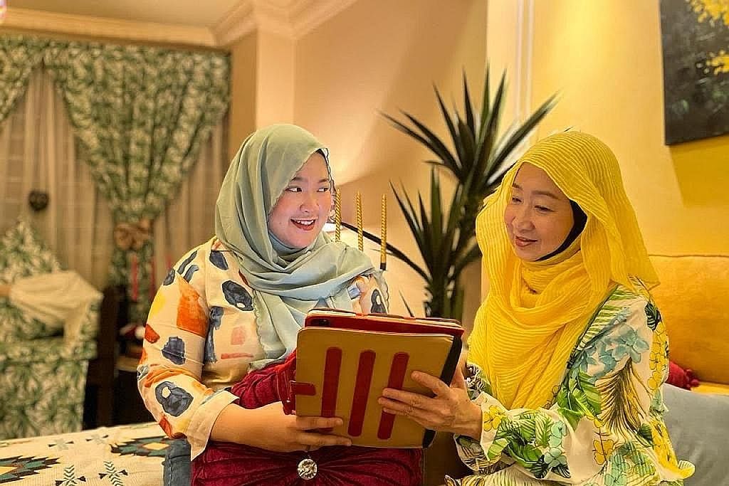 NASIHAT BUAT ANAK: Cik Norma Yaacob (kanan) menasihati anaknya, Cik Nurin Syaza Sarbini, 25 tahun, untuk menabung dari awal dan menanam sikap pengurusan kewangan yang baik. - Foto ihsan NORMA YAACOB