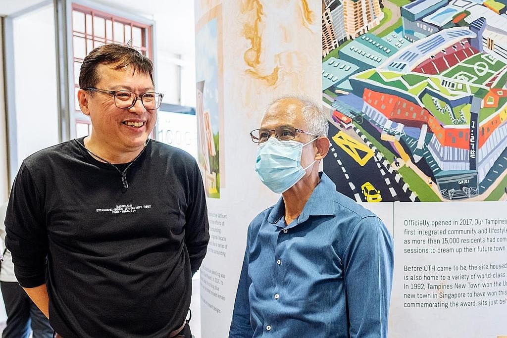 TEMBOK RAKAMAN SEJARAH: Encik Kelvin Lee (kiri), artis mural di stesen MRT Tampines, bersama Encik Masagos Zulkifli semasa pelancaran siri mural Comic Connect. Di belakang ialah mural yang menonjolkan Our Tampines Hub. - Foto SMRT