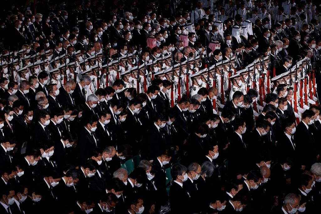 BERI PENGHORMATAN: Perdana Menteri, Encik Lee Hsien Loong dan isteri, Cik Ho Ching tiba di acara persemadian negara Encik Shinzo Abe. - Foto-foto REUTERS