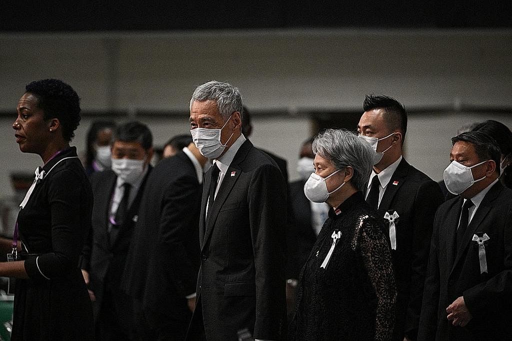 BERTAFAKUR: Para hadirin bertafakur sejenak semasa acara persemadian negara mantan perdana menteri Jepun, Encik Shinzo Abe (gambar atas), di Arena Nippon Budokan di Tokyo, Jepun.