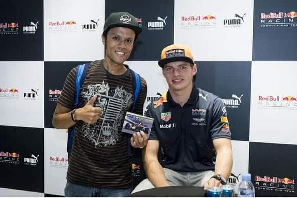 DEKATI BINTANG: Encik Irfan (kiri) bergambar bersama pemandu Red Bull Max Verstappen dalam satu acara `bertemu peminat semasa GP Singapura 2017. - Foto ihsan MUHAMMAD IRFAN SUASANA HEBAT: Pengalaman Encik Nasri menonton perlumbaan GP Singapura dari t