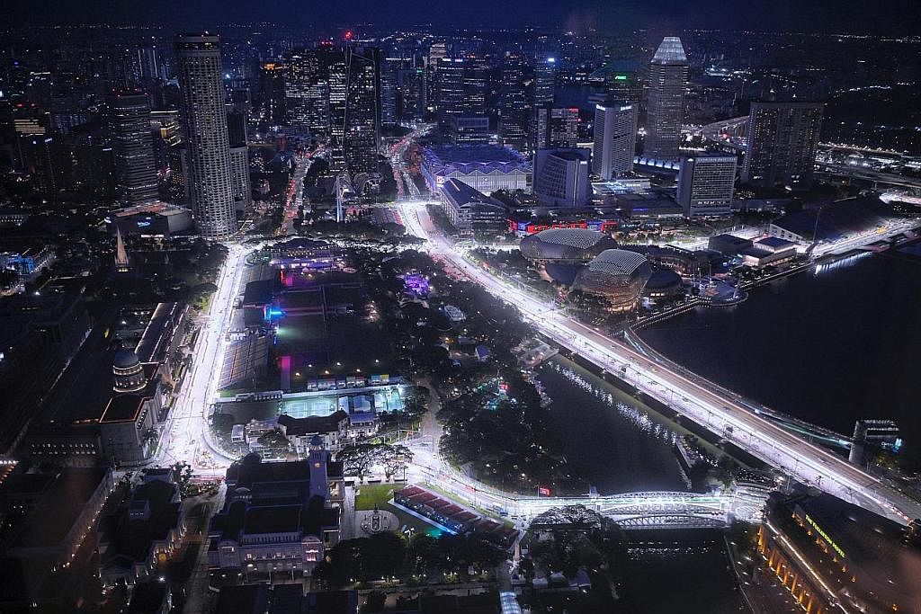 BERCAHAYA SEMULA: Litar Jalanan Marina Bay dinyalakan oleh kira-kira 1,600 lampu jalan raya khas bagi Grand Prix Singapura hujung minggu ini, yang kembali diadakan selepas dua tahun berehat. - Foto BH oleh MARK CHEONG