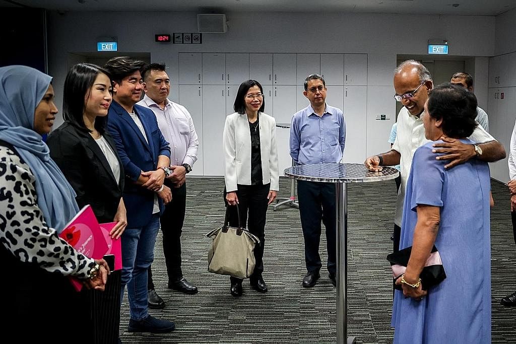 PERLU SOKONGAN: Encik K Shanmugam (dua dari kanan), Dr Faishal (tiga dari kanan) dan Pesuruhjaya, SPS, Cik Shie Yong Lee (empat dari kanan), berpeluang menemu ramah bekas pesalah dadah (depan, kanan) di Persidangan Sana bagi Pemulihan dan Penolakan d