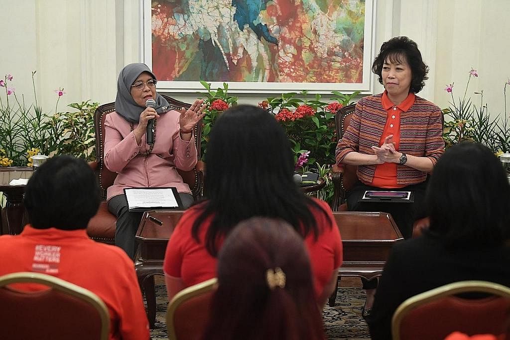 SESI DIALOG: Presiden Halimah Yacob (kiri) berinteraksi dengan sekumpulan pemimpin Jawatankuasa Wanita NTUC dalam satu sesi dialog diadakan di Istana semalam. Bersama beliau ialah Presiden NTUC, Cik Mary Liew.