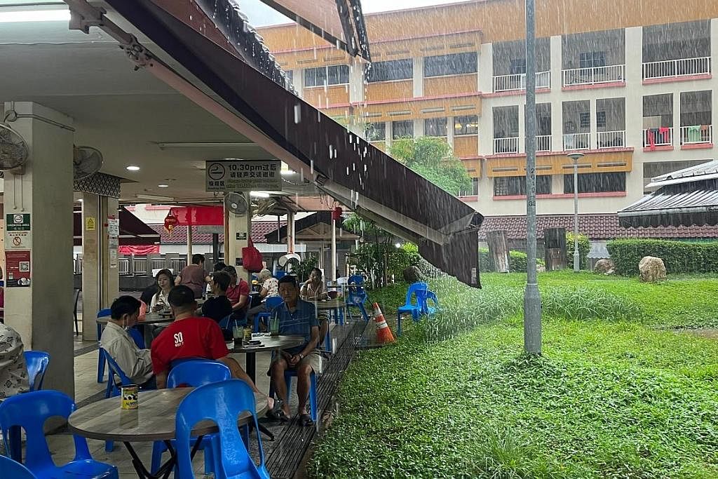 HUJAN LEBAT: Sebuah kedai kopi di Tampines semasa hujan lebat pagi semalam.