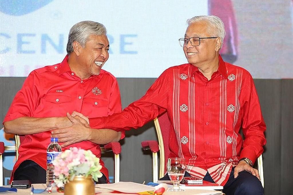 KEMUKA NAMA: Presiden Umno Datuk Seri Dr Ahmad Zahid Hamidi (kiri) mengarahkan ketua perhubungan negeri mengemukakan nama calon yang berpotensi dalam beberapa hari akan datang. Sebelahnya ialah Perdana Menteri Malaysia, Datuk Seri Ismail Sabri Yaakob