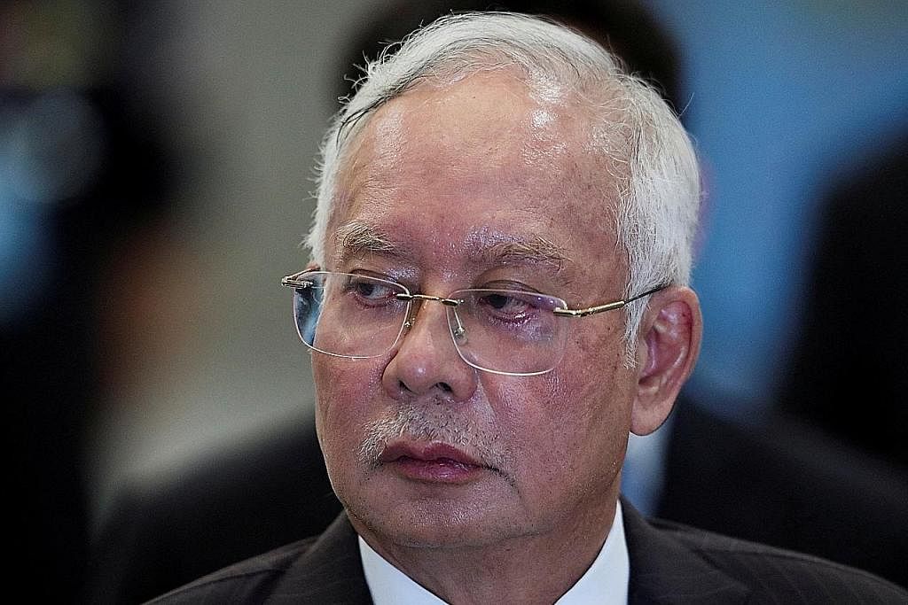 MOHON SEMAKAN: Encik Najib Tun Razak, telah memfailkan permohonan semakan kehakiman bagi membenarkan beliau menghadiri sidang parlimen memandangkan beliau masih Ahli Parlimen Pekan, Pahang. l