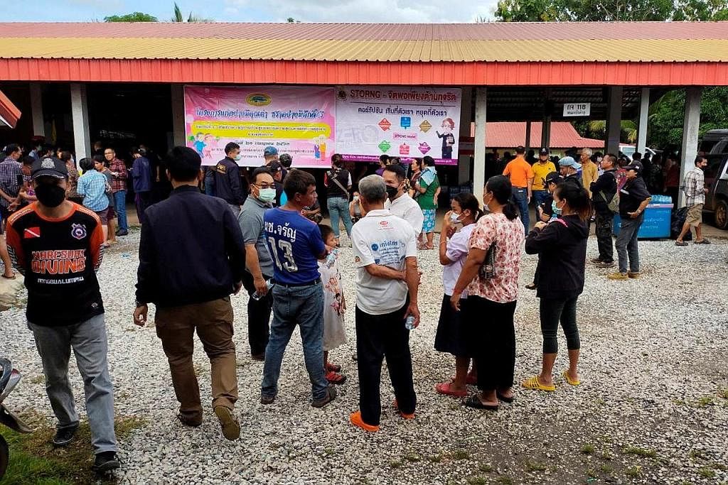 TRAGEDI OKTOBER: Orang ramai berkumpul di luar tempat kejadian tembakan beramai-ramai di pusat jagaan di bandar Uthai Sawan, wilayah Nong Bua Lamphu, Thailand semalam. (Gambar sisipan) Bekas anggota polis Panya Khamrab, yang dipercayai telah membunuh