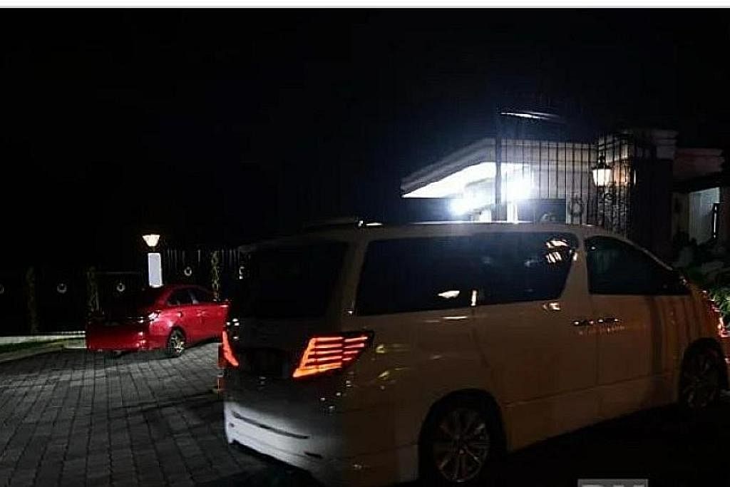 PERTEMUAN TERTUTUP: Kenderaan membawa Presiden UMNO, Datuk Seri Dr Ahmad Zahid Hamidi, memasuki pekarangan kediaman rasmi Menteri Besar Johor pada kira-kira 8.15 malam.