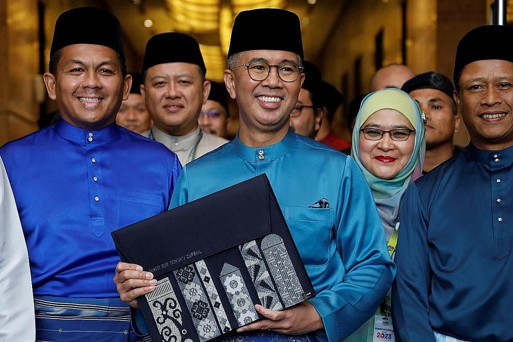 BENTANG BELANJAWAN: Menteri Kewangan Malaysia, Tengku Zafrul Abdul Aziz (tengah) membentangkan Belanjawan semalam. Beliau mengumumkan sejumlah RM372.3 bilion akan diperuntukkan bagi Bajet 2023. - Foto REUTERS
