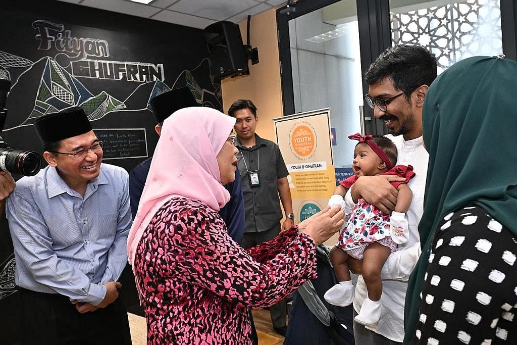 'BERSAMA PRESIDEN': Puan Halimah bertemu dengan pasangan yang telah melalui program 'Bersamamu', Encik Muhammad Nazar Abdul Aziz dan Cik Farhana Azeedali, serta bayi mereka. - Foto BH oleh LIM YAOHUI