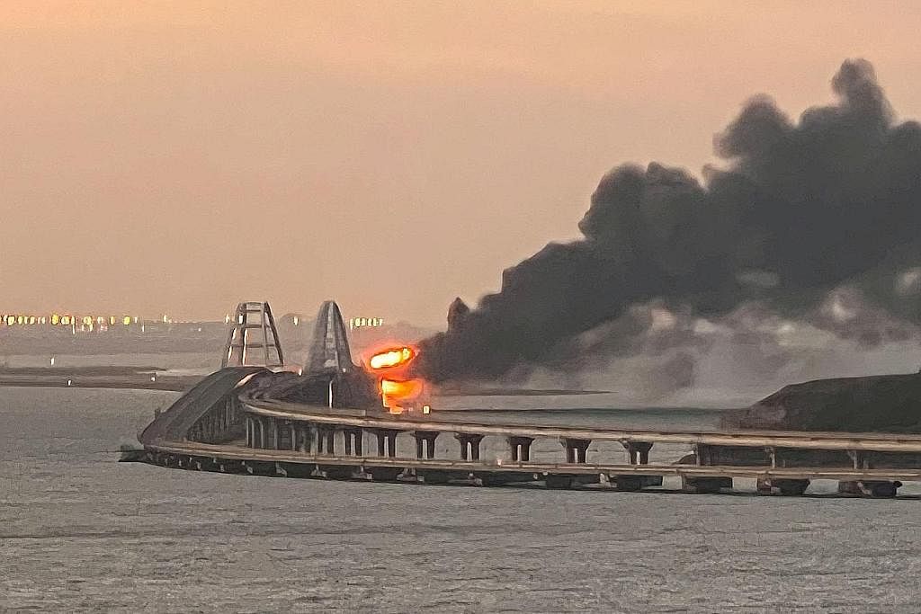 ALAMI KEROSAKAN: Kebakaran di jambatan Selat Kerch, satu-satunya laluan yang menghubungkan Crimea dengan Russia, menyebabkan sebahagian jambatan itu jatuh ke laut dan membunuh sekurang-kurangnya tiga orang. - Foto AFP