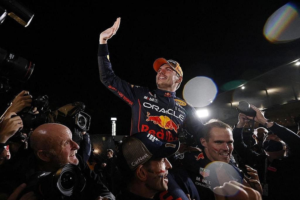 JUARA LAGI: Verstappen menyambut kejuaraan dunia kedua berturut-turutnya dalam F1 bersama pasukan Red Bull di akhir perlumbaan di Suzuka, Jepun, kelmarin. - Foto REUTERS