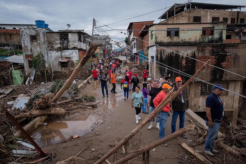 USAHA MENYELAMAT: Kira-kira 1,000 orang telah menyertai usaha menyelamat mangsa kejadian tanah runtuh di pekan Las Tejerias di tengah Venezuela. - Foto EPA-EFE