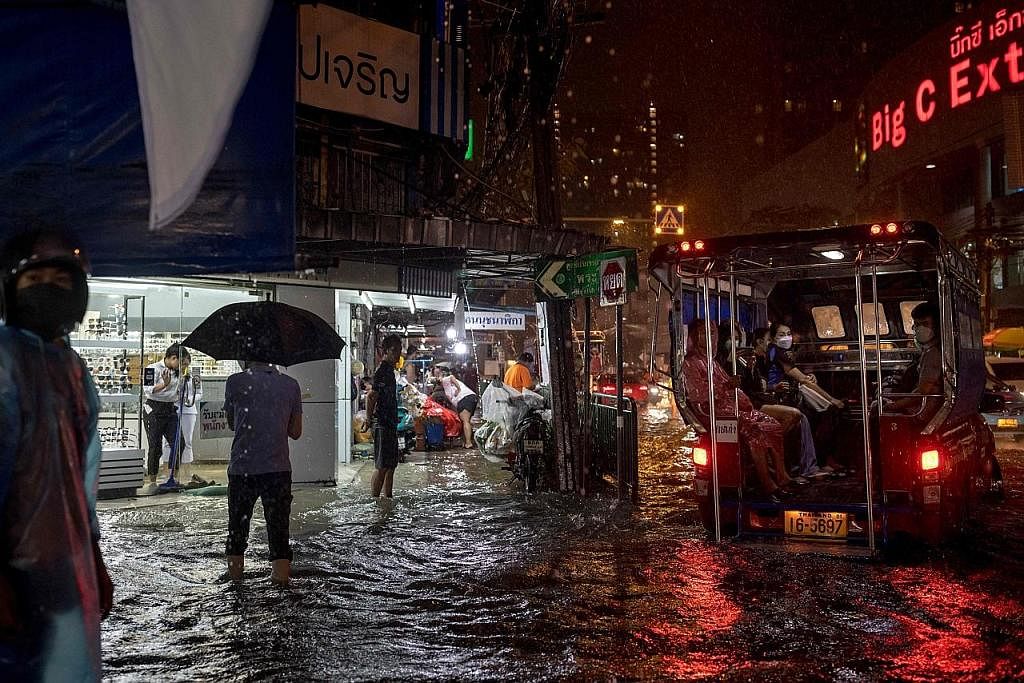 BANJIR: Bangkok ibu kota Thailand dilanda banjir selepas hujan lebat. - Foto AFP