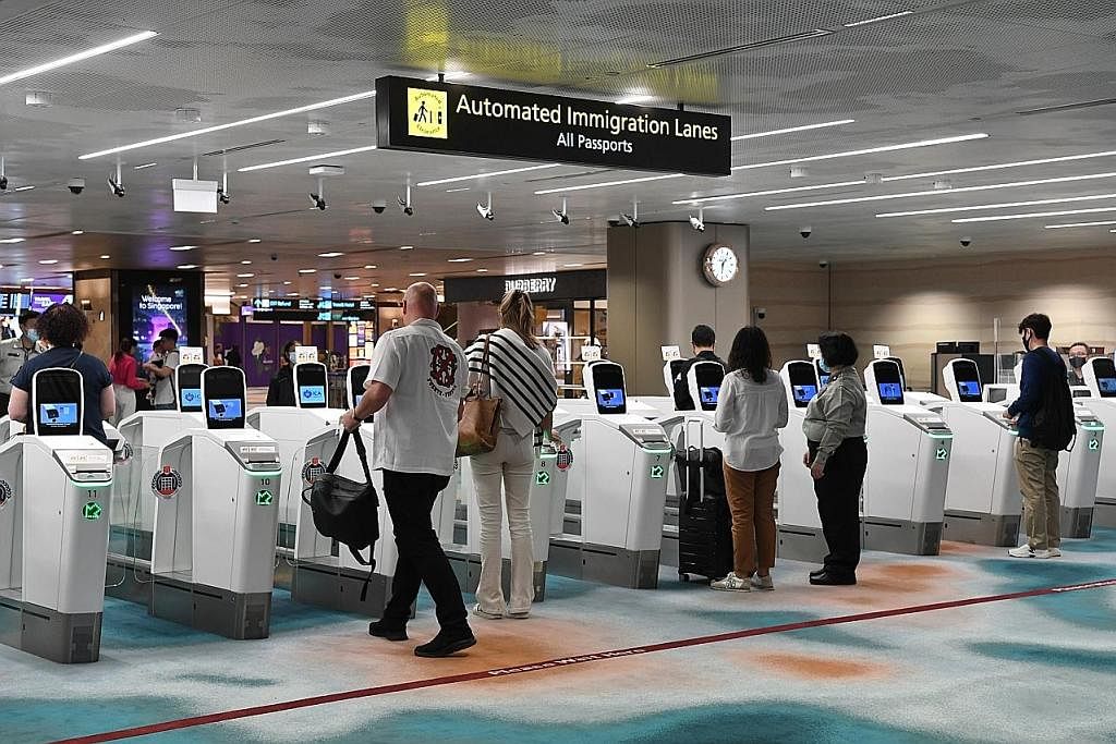 SUDAH DIUBAH SUAI:(Kiri) Penumpang mendaftar masuk atau 'check in' di Terminal 2 Lapangan Terbang Changi semalam. (Atas) Penumpang melepasi imigresen di Terminal 2 Lapangan Terbang Changi semalam. - Foto-foto BH oleh CHONG JUN LIANG