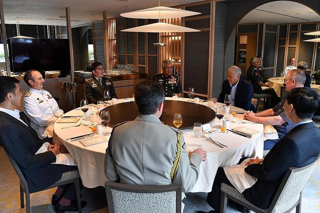 MENGESAHKAN KOMITMEN FPDA: Para panglima pertahanan negara anggota FPDA makan tengah hari bersama Menteri Pertahanan, Dr Ng Eng Hen (tiga dari kanan) petang semalam. - Foto MINDEF