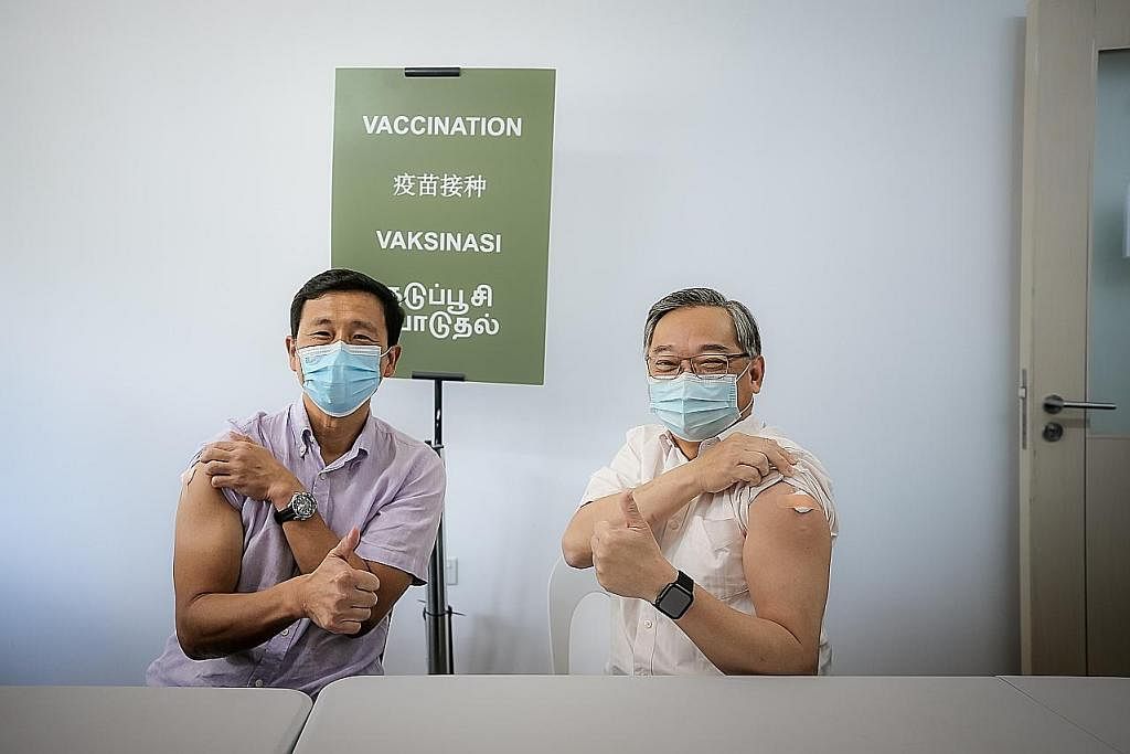 DILINDUNGI LEBIH BAIK: Encik Ong (kiri) dan Encik Gan telah mendapatkan dos penggalak menggunakan vaksin bivalen Moderna/Spikevax di pusat ujian dan vaksinasi bersama (JTVC) Commonwealth semalam. - Foto BH oleh GAVIN FOO