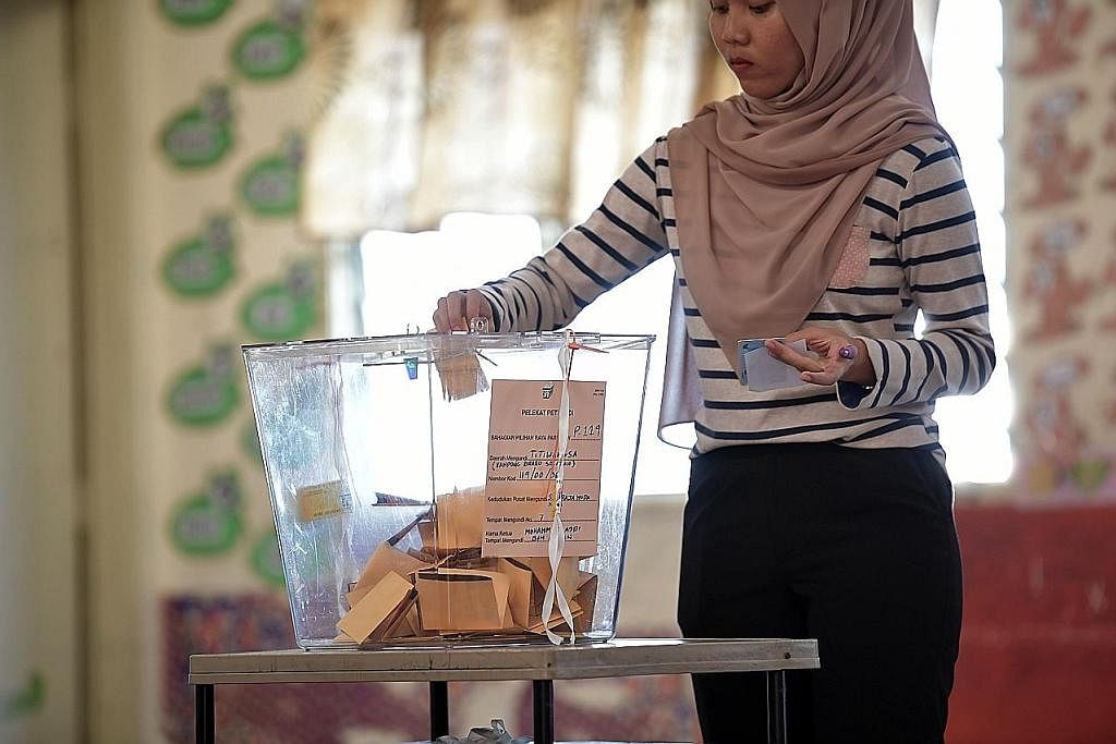 UNDI MUDA: Dianggarkan kumpulan pengundi muda Malaysia - berumur 25 tahun ke bawah - yang bakal mengundi buat kali pertama dalam PRU, membentuk kira-kira satu perlima daripada anggaran 21 juta pengundi di Malaysia. - Foto fail