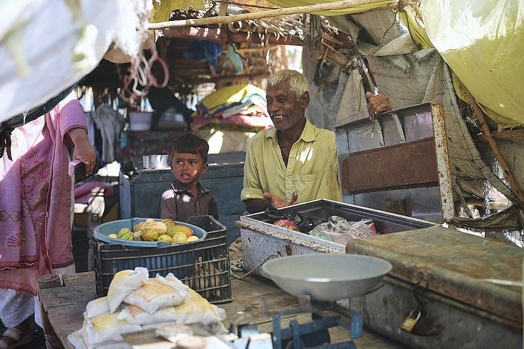 INI SAHAJA YANG TINGGAL: Encik Bharo Mal, seorang pemilik kedai runcit di sebuah kampung di Tando Allahyar, Sindh, menunjukkan beberapa paket garam, buah-buahan, kentang dan barang lain yang berjaya diselamatkannya untuk dijual semula.