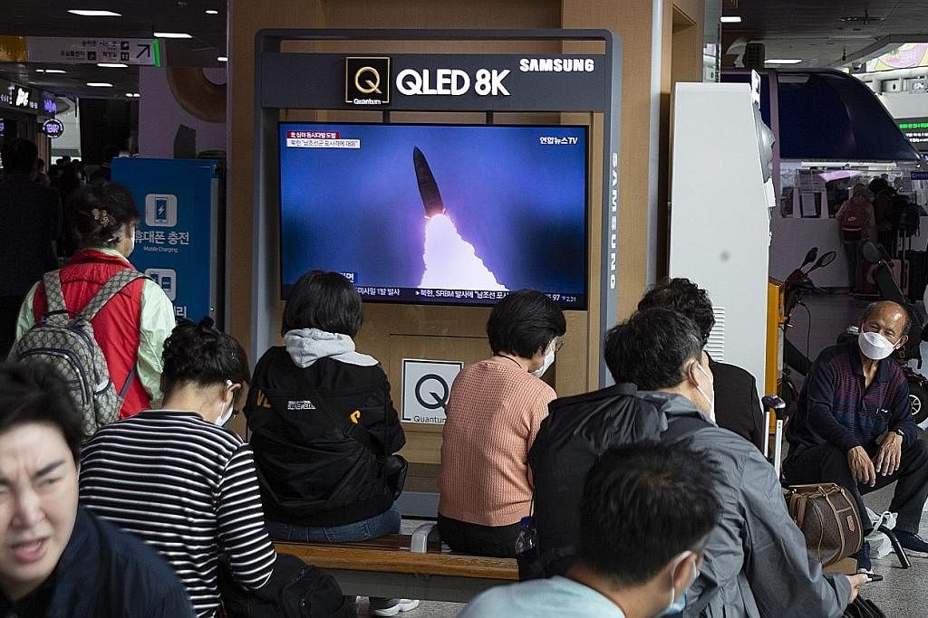 SEMAKIN TEGANG: Sekumpulan rakyat Korea Selatan melihat di kaca televisyen pelancaran peluru berpandu jarak dekat yang dilakukan tentera Korea Utara semalam ke "zon penampan di laut" berhampiran kawasan pantai timur dan pantai barat Seoul, menurut Ke