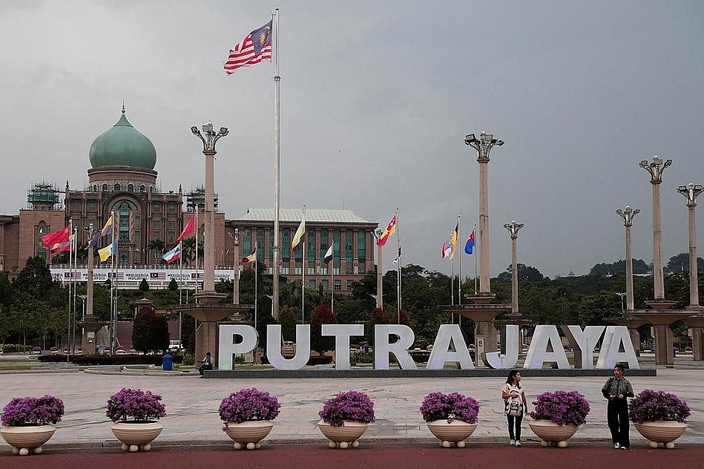 PELBAGAI CABARAN: Walaupun pilihan raya kali ini merupakan peluang terbaik buat Umno untuk memulihkan prestasi hambar tahun 2018, ia masih berdepan dengan pelbagai cabaran. - Foto REUTERS