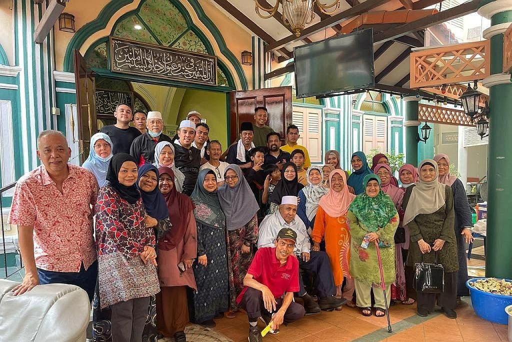 GOTONG-ROYONG JAYAKAN PROJEK AMAL: Penjualan nasi beriani amal Masjid Khadijah dijayakan dengan kehadiran lebih 300 jemaah dan sukarelawan dalam membantu memasak, mengedar dan membeli nasi-nasi amal tersebut. - Foto-Foto MASJID KHADIJAH