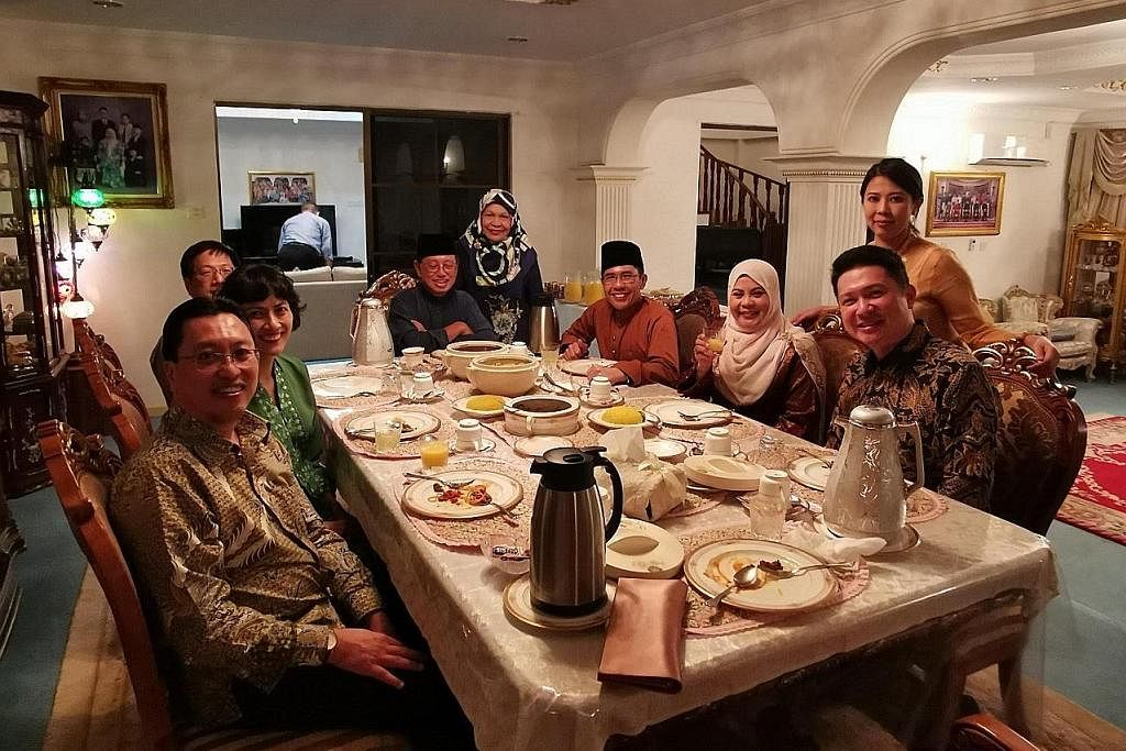 KUNJUNG-MENGUNJUNG: Dr Mohamad Maliki Osman (gambar atas, empat dari kanan) menjadikannya satu amalan tahunan beliau untuk mengunjungi rumah para menteri dan mantan menteri Brunei sebagai usaha untuk menjalin hubungan lebih kukuh dan persahabatan yan