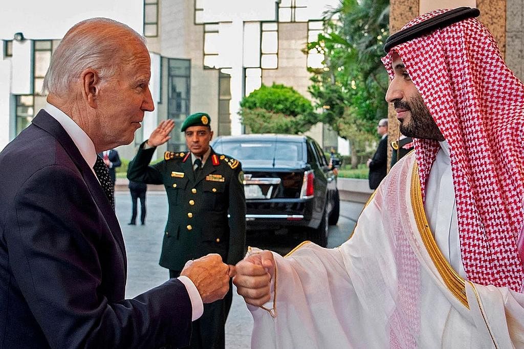 TIDAK AMBIL TINDAKAN MENDADAK: Presiden Biden (kiri) menemui Putera Mahkota Mohammed Salman di Jeddah pada Julai lalu. - Foto AFP