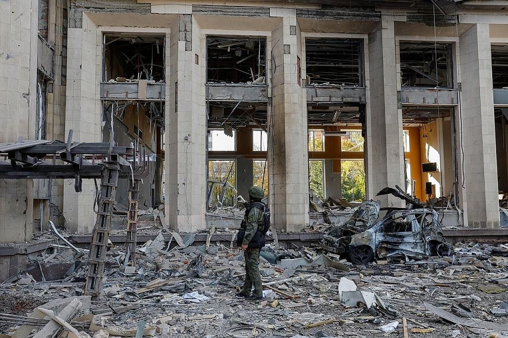SERANG BALAS: Serangan oleh tentera Ukraine merosakkan bangunan pentadbiran di bandar Donetsk yang diduduki golongan pemisah yang disokong Russia. - Foto REUTERS