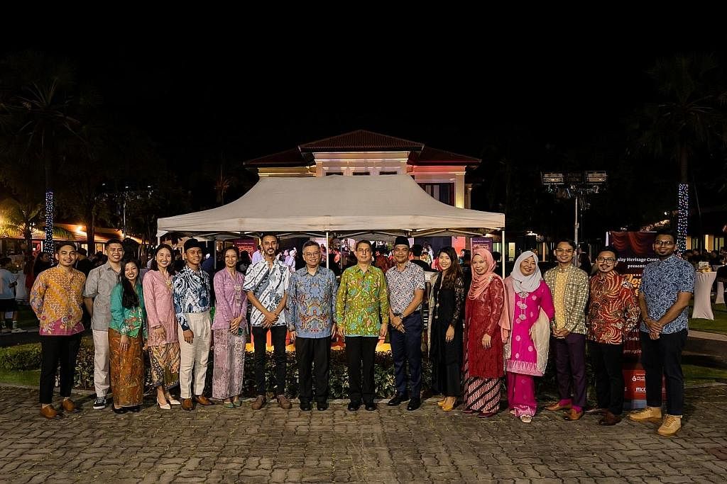 PENYERI MAJLIS: (Kanan) Dr Faishal (lapan dari kanan) bersama Pengerusi Yayasan Warisan Melayu, Dr Norshahril Saat (lapan dari kiri) sempat bergambar sama di majlis itu Jumaat lalu. (Kanan sekali) Nyanyian dan tarian lengkap dengan pemain muzik terus