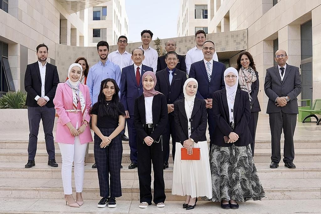 HUBUNGAN RAPAT: (Atas) Dr Mohamad Maliki Osman bertemu Timbalan Perdana Menteri dan Menteri Ehwal Luar dan Ekspatriat Jordan, Dr Ayman Safadi. (Kiri) Dr Maliki bersama pelajar Universiti Teknikal Al Hussein. - Foto-foto MFA