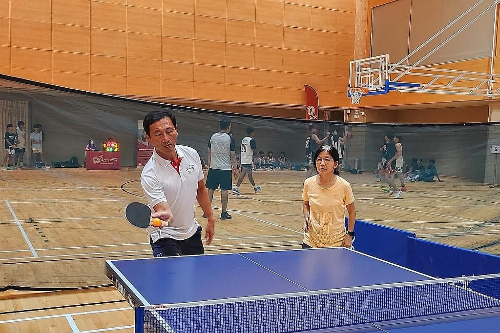 TURUT SERTA: Encik Ong Ye Kung (kiri) turut serta bermain tenis meja bersama penduduk Canberra pada acara rumah terbuka Bukit Canberra semalam.