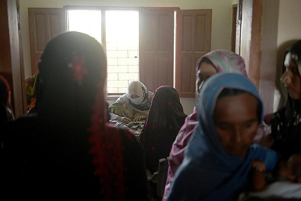 BERATUR PANJANG: Ratusan wanita duduk di luar sebuah bangunan pemberian ubat kampung yang diguna sebagai pusat rawatan percuma bagi ibu baru dan akan bersalin di kampung Mohammad Hashim Noodan, daerah Tando Allahyar, wilayah Sindh, Pakistan. KORBAN D