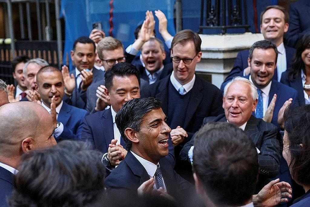 CABARAN HEBAT: Ketua baru Parti Konservatif, Encik Rishi Sunak berjalan keluar di luar ibu pejabat parti itu di London. - Foto REUTERS