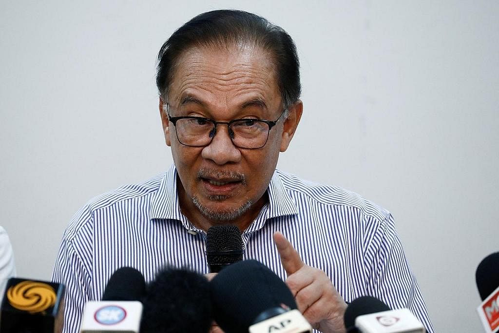KEPUTUSAN: Pengerusi Pakatan Harapan (PH), Datuk Seri Anwar Ibrahim, berkata pembahagian kerusi dibuat hasil perbincangan antara pimpinan tertinggi PH. - Foto REUTERS