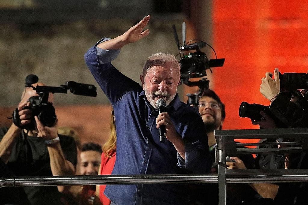 PRESIDEN BARU: Encik Luiz Inacio Lula da Silva bertemu penyokong di Sao Paulo, Brazil. - Foto AFP