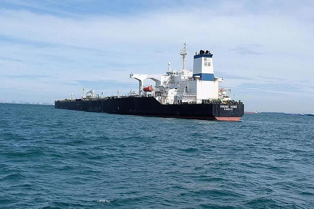 USAHA APUNGKAN: Sebuah syarikat berpangkalan di Singapura telah dipanggil untuk membantu mengapungkan kapal tangki Young Yong ini, yang terkandas di perairan Indonesia. - Foto PEMBACA ST