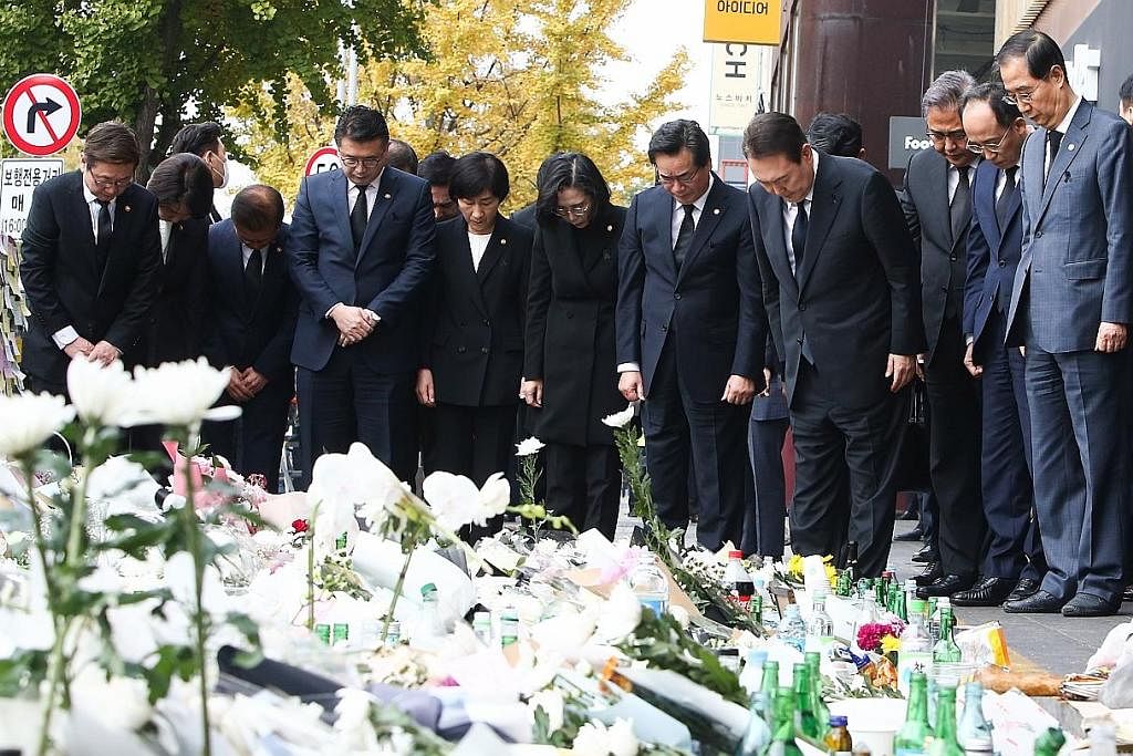 BERI PENHORMATAN: Presiden Korea Selatan, Encik Yoon Suk-Yeol (empat dari kanan), semalam memberi penghormatan kepada mangsa rempuhan semasa sambutan Halloween hujung minggu lalu. - Foto EPA-EFE